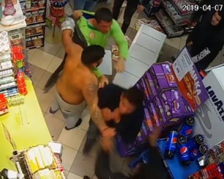 Трима пребиха продавач в магазин! ВИДЕО от камерите показва арогантното им поведение