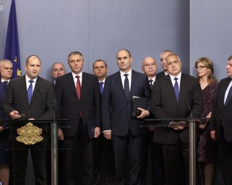 В спор кой с кого се спогледа: скандалът за провала на КСНС продължава