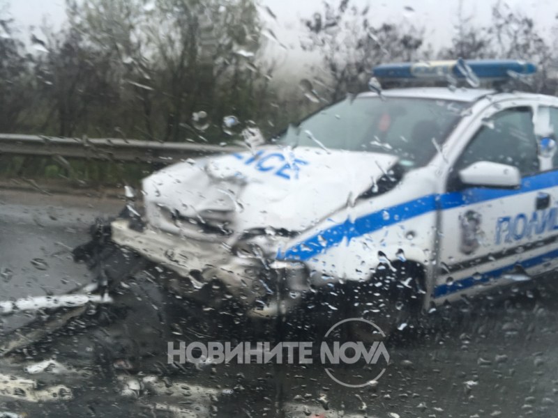 Лек автомобил се заби в патрулка край Ябланица