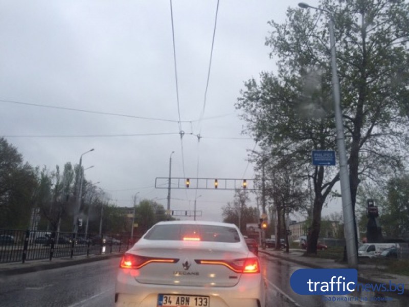 Неработещ светофар затруднява движението в Кючука в Пловдив