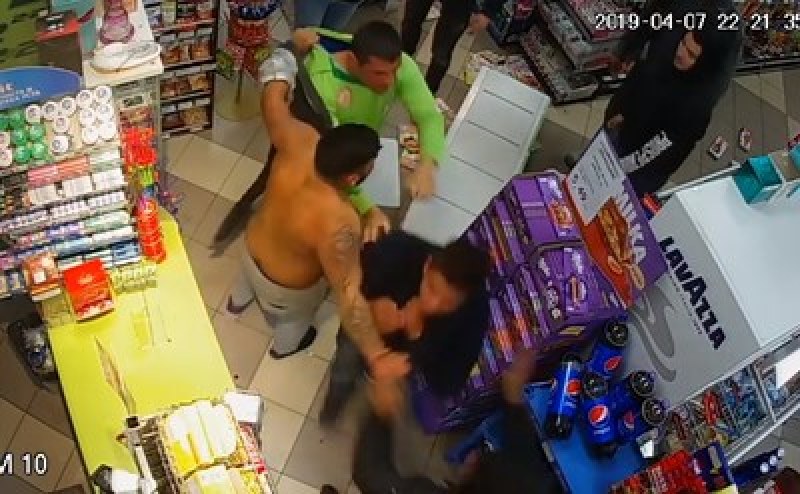 Трима пребиха продавач в магазин! ВИДЕО от камерите показва арогантното им поведение