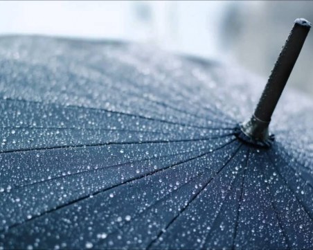 Чадърът в чантата и в четвъртък: Отново ще вали, градусите до 18