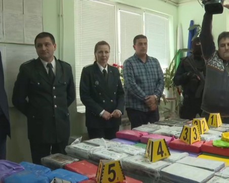 Хеликоптери и водолази търсят още дрога в морето край Шабла