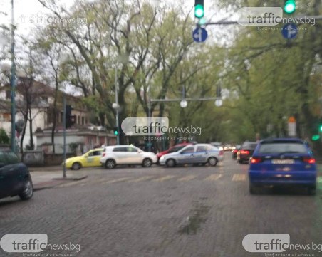 Катастрофа затруднява движението на кръстовище в центъра на Пловдив