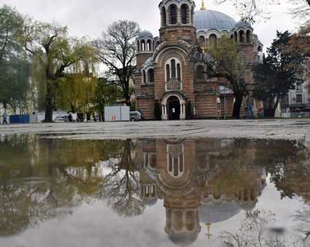 След пороите – малко езеро в градинката пред 