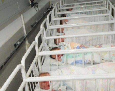 Медсестра призна: Размених 5000 бебета и разбих 5000 брака