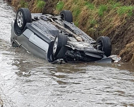 Не е лодка, по вода се носи. На четири колела е, не е на пътя... Що е то?