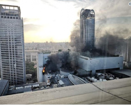 Небостъргач в Банкок в пламъци. Хора скачат в паника от прозорците