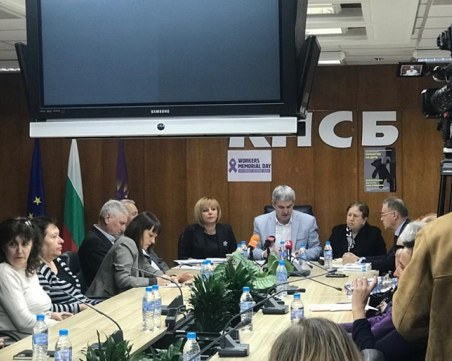 Манолова срещу наема на машини за вота: За същите пари можем да ги купим!