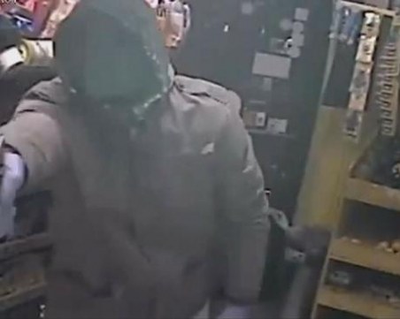 Паник бутон възпря маскиран да обере магазин в Лом. 