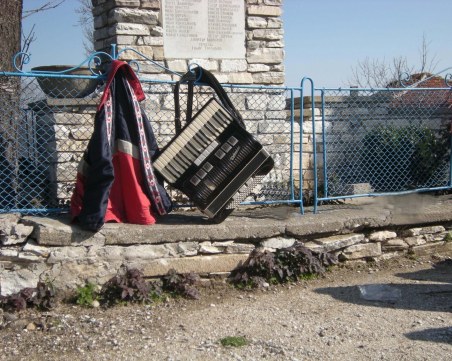 Пожар изпепели дома на двама музиканти в Родопите, останаха на улицата