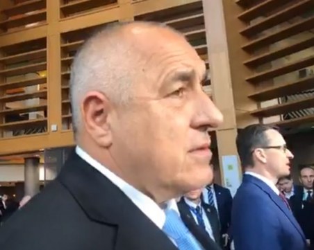 Правителственият Фалкон с Борисов направи рисково кацане! Спука гума!