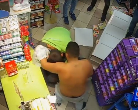 Пребитият в денонощен магазин служител: Не ги предизвиках, помолих ги да напуснат