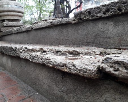 Шуменка счупи крак заради липсващо стъпало на улица. Осъди общината!