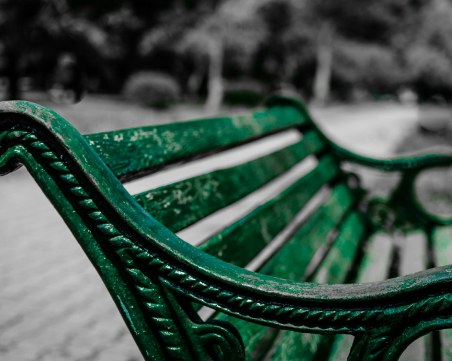 Нови пейки и кошчета в парковете на София