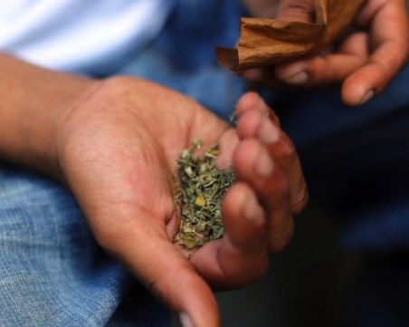 Спипаха 18-годишен наркодилър в Пещера, както и неговите клиенти