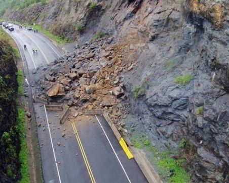 Свлачища и паднали дървета по пътища в Пазарджишко