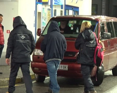 Запечатват микробуси на каналджиите в Кърджали, шофьорите карали над 24 часа без сън