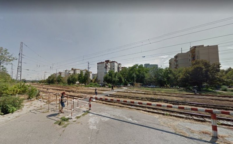 Край с преките пътища през жп линиите в Пловдив! Вдигат бетонни стени, пресичането – през три точки