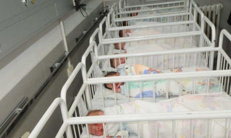 Медсестра призна: Размених 5000 бебета и разбих 5000 брака