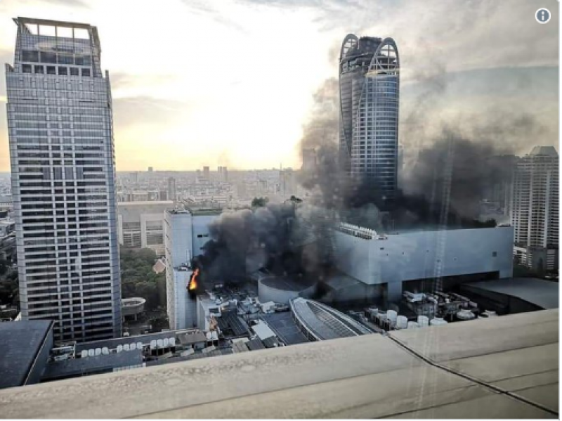 Небостъргач в Банкок в пламъци. Хора скачат в паника от прозорците