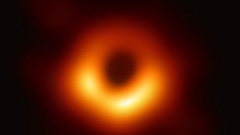 За първи път! Астрономи заснеха черна дупка 