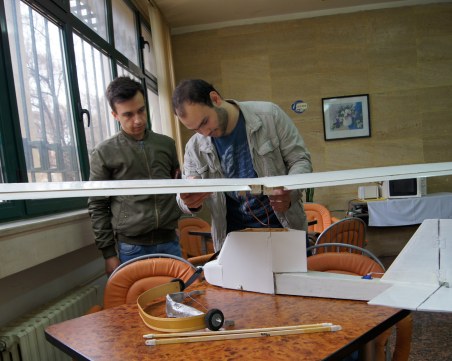 Двама студенти в Пловдив създават ултралек едноместен самолет - излита и каца навсякъде