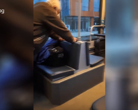 Физзарядка в градския! Дядо прави лицеви в трамвая преди изгрев-слънце