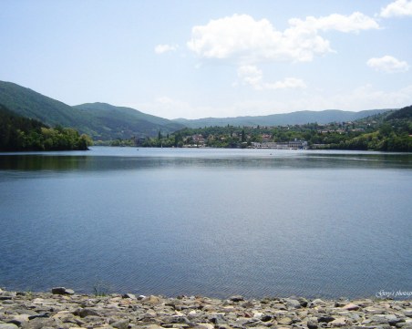 Мръсотия и боклуци зариват езерото край Панчарево, местни с оплакване към ЕК