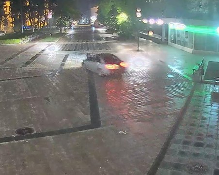 Непълнолетен с кола фучи пред държавната опера в Русе