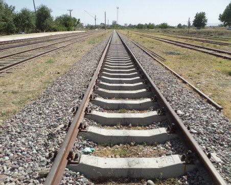 Опасна жп линия, болтове летят при преминаването на влаковете