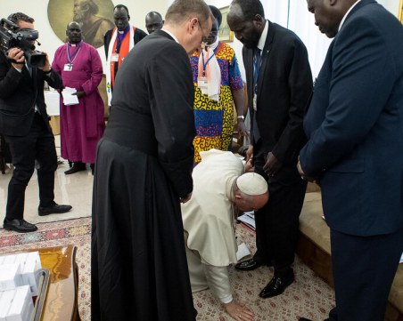 Папата коленичи пред лидери на Южен Судан и целуна краката им