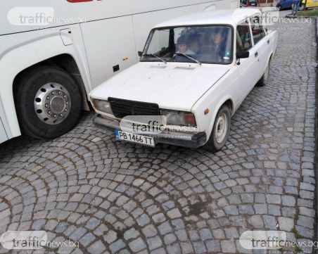 Шофьорки заприщиха туристически паркинг в Пловдив, автобус маневрира половин час