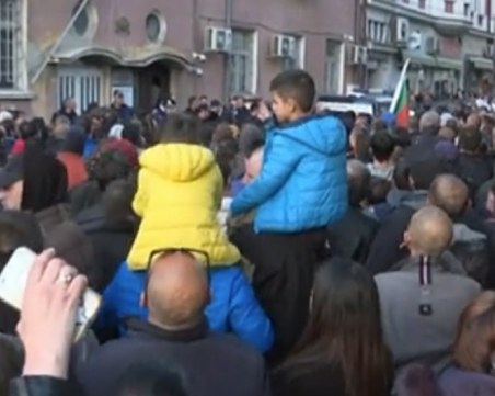 След снощния шумен погром – Габрово осъмна тихо! Ромите биячи в ареста и с обвинения