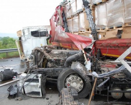 Смърт на магистралата до Пловдив! Пожарникари рязаха камион, за да извадят шофьора
