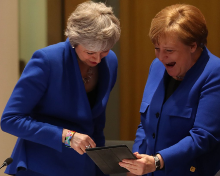 Мистерията на Меркел: Какво имаше на таблета и защо беше забавно?