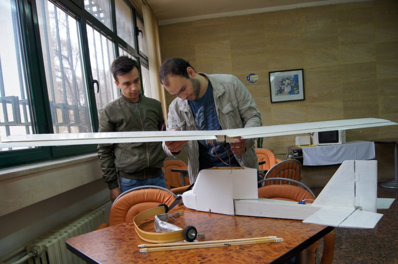 Двама студенти в Пловдив създават ултралек едноместен самолет - излита и каца навсякъде