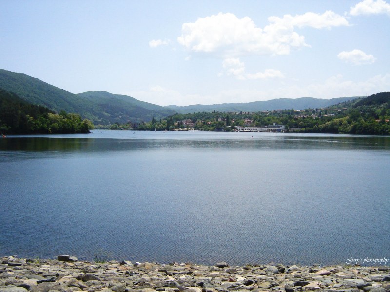 Мръсотия и боклуци зариват езерото край Панчарево, местни с оплакване към ЕК