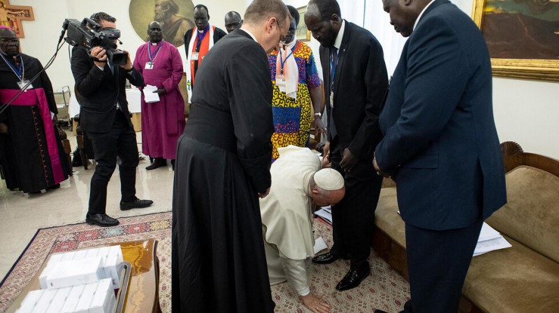 Папата коленичи пред лидери на Южен Судан и целуна краката им