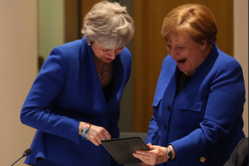 Мистерията на Меркел: Какво имаше на таблета и защо беше забавно?