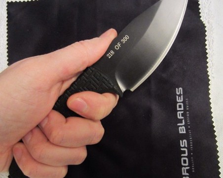 15-годишен плаши продавачка с нож, бяга, после краде дамска чанта