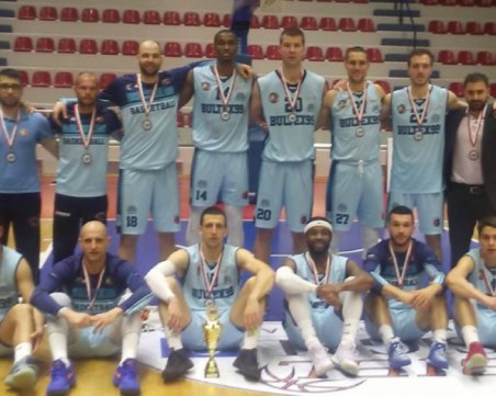 Академик Бултекс 99 показва на феновете купата от Балканската лига