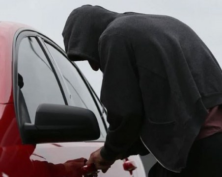 Автоджамбази разбиха две коли в Пловдив и една в Сопот