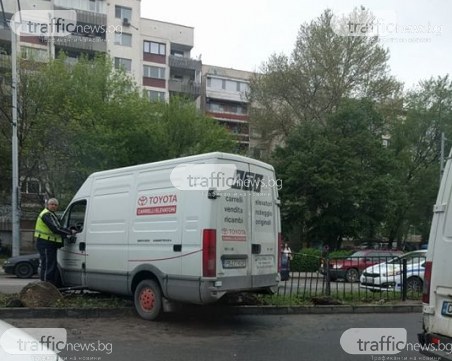 Бус се вряза в мантинелата на 