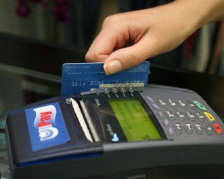 Безконтактно: До 50 лева плащаме с карта без пин код от днес