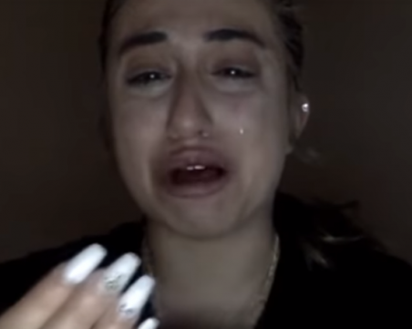 Изтриха профила на блогърка, тя плаче, че трябва да работи