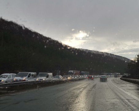 Километрично задръстване се е образувало по АМ 