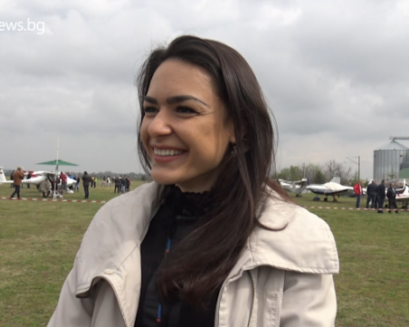 Красивата Стилияна Бакалова пилотира самолет, има 16 свидетелства за управление на МПС