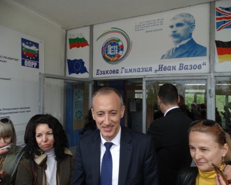 МОН с конкурент на ucha.se – платформа с видео уроци и то... безплатна!