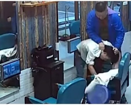 Недоволен клиент подстрига насилствено фризьора си